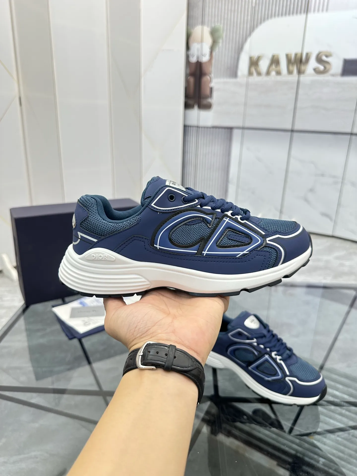 Men's shoes: 💰P400¥ Available in Guangzhou Product trademark: Dior* "Dior*" low-top casual shoes Regular size: 35-46 (can be customized to 47) Couple style Product materials: Upper imported cowhide stitched with original fabric, breathable lining, ultra-light foam original outsole. No.: 007